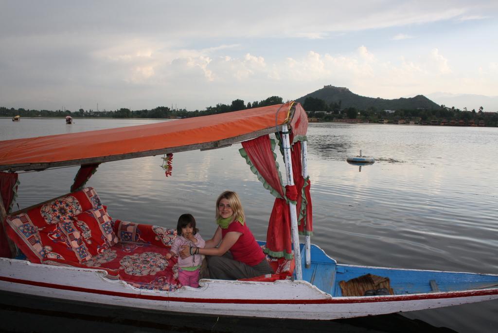 Akbar Group Of Heritage Houseboats Nagin Bagh Exteriör bild